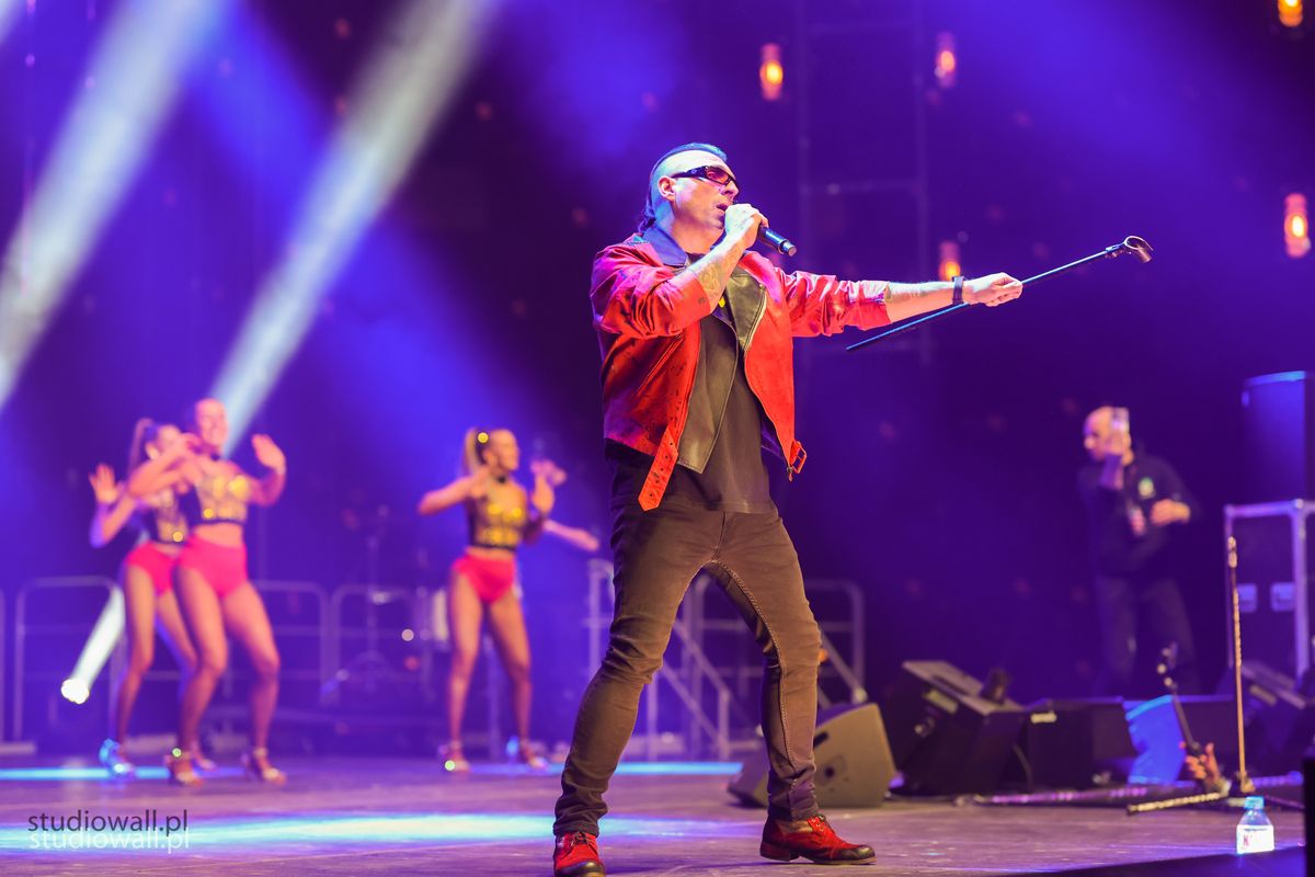 Artysta z tancerkami