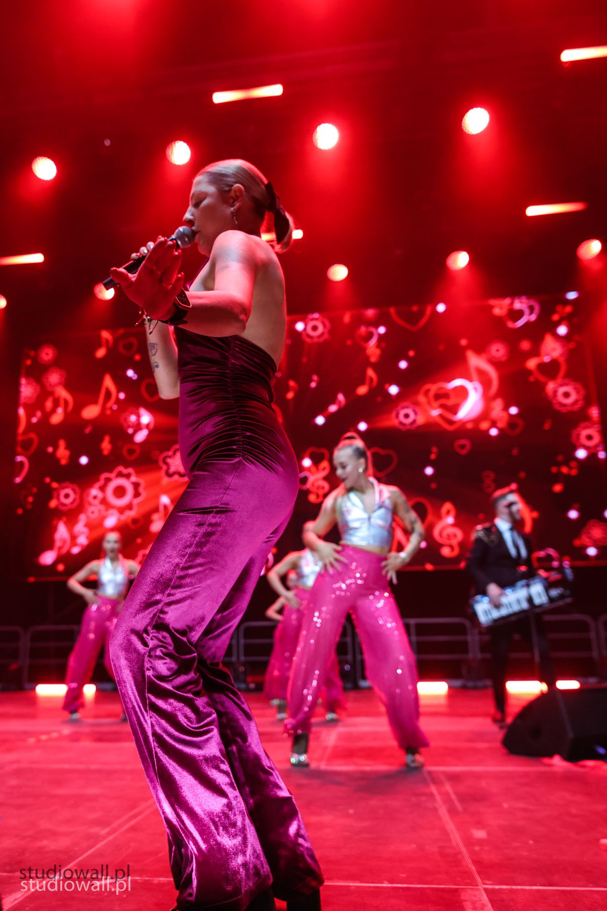 Wokalistka na scenie